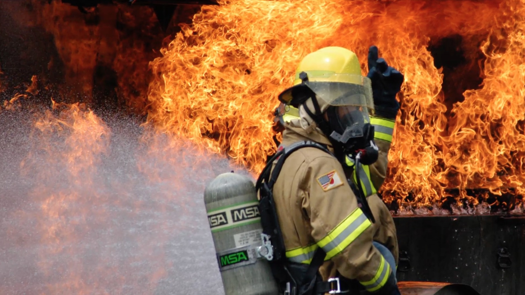 Обсуждения пожарных. Тушение пожара. Пожарники. Военные пожарные. Пожарные Бразилии.